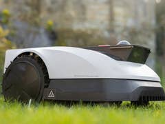 Ein weißer Ecovacs GOAT O500-Roboter-Rasenmäher auf Gras.