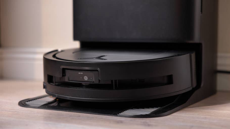 Ein schwarzer Ecovacs T50 Omni-Roboterstaubsauger, der an seiner Ladestation angedockt ist.