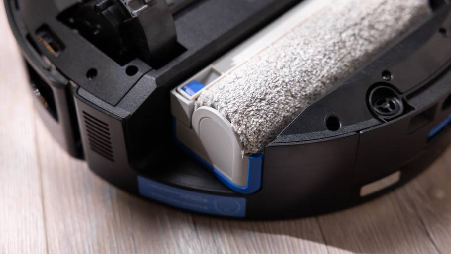 Nahaufnahme der Reinigungsrolle des Ecovacs T80 Omni-Roboterstaubsaugers.