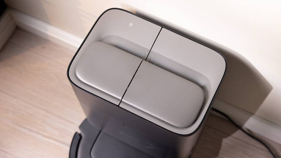 Obenansicht eines Ecovacs T80 Omni-Geräts, das ein elegantes graues Design mit Steuerknöpfen zeigt.