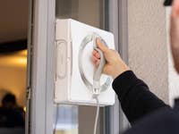 Ecovacs Winbot W2 am Fenster