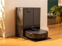 eufy X10 Pro Omni in der Station Hero