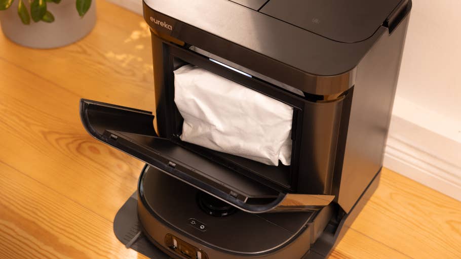 Eureka J15 Pro Ultra Staubbeutel in der Basisstation