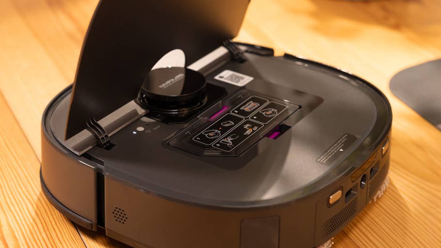 Eureka J15 Pro Ultra mit aufgeklappter Haube und Blick auf den Staubbehälter.