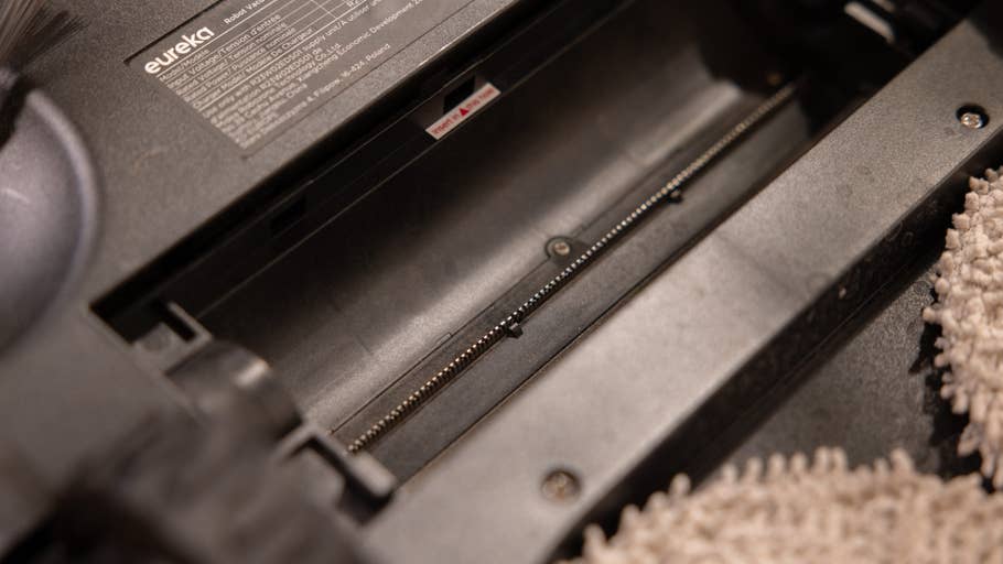 Eureka J15 Pro Ultra Nahansicht Klingen in der Hauptbürste