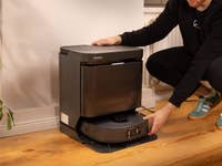 Eureka J15 Pro Ultra in der Basisstation mit Person daneben.