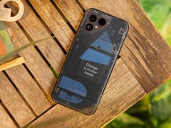 Fairphone 5 auf einem Holztisch
