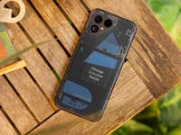 Fairphone 5 auf einem Holztisch