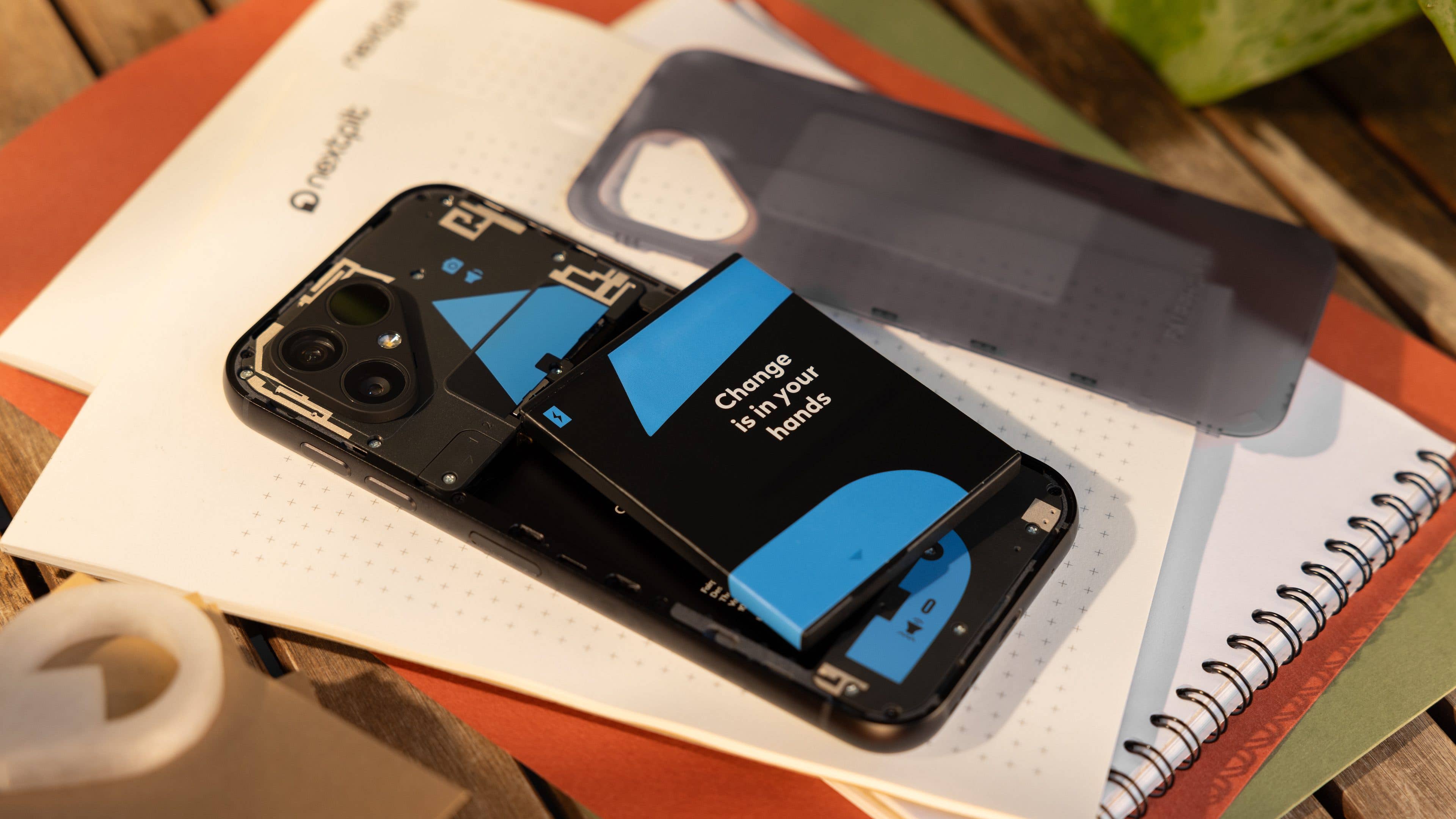 Fairphone 5 mit entnommenem Akku Fairphone 5 mit entnommenem Akku