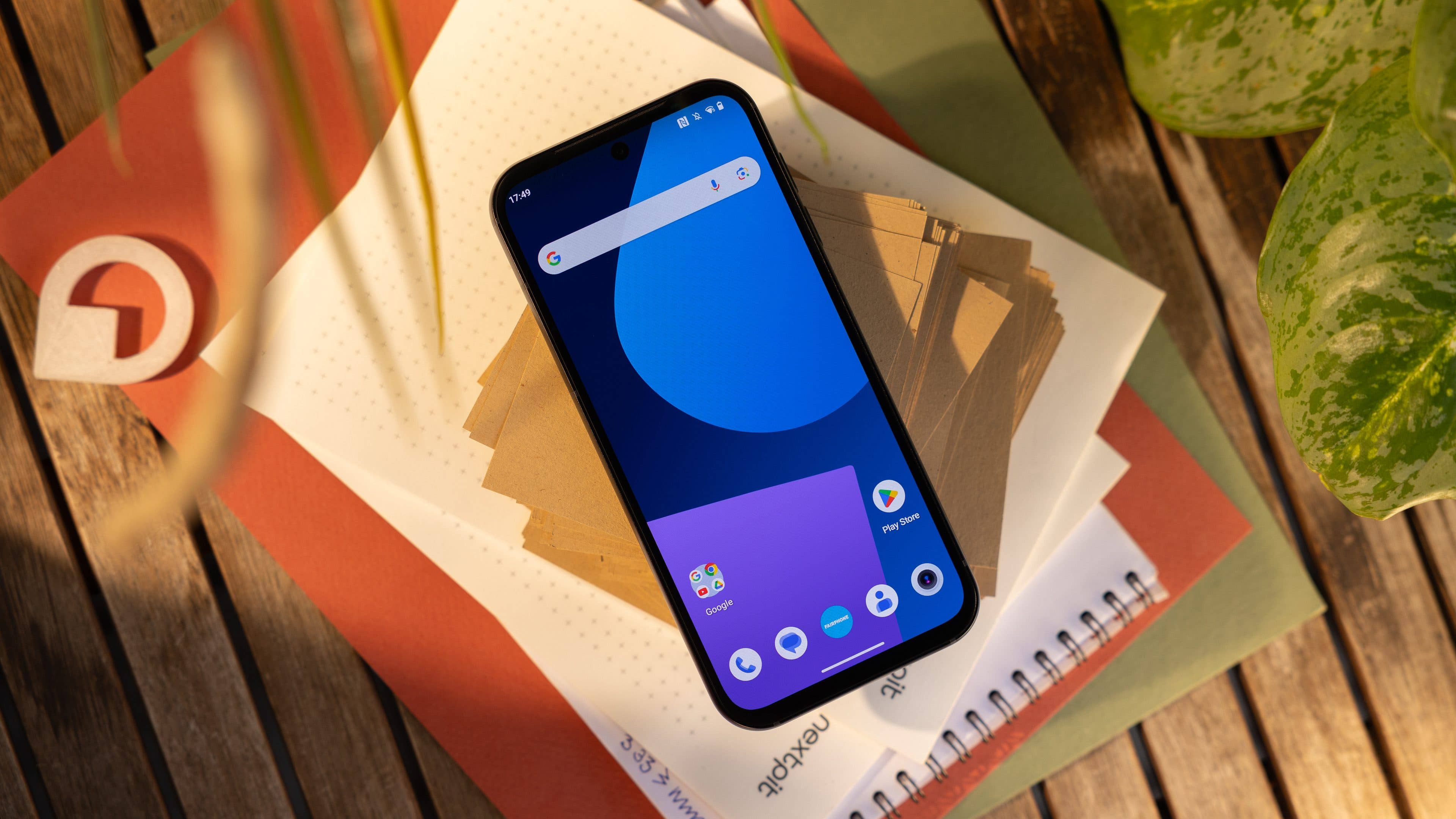 Fairphone 5 auf einem Tisch Fairphone 5 auf einem Tisch