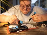 Antoine zerlegt ein Fairphone