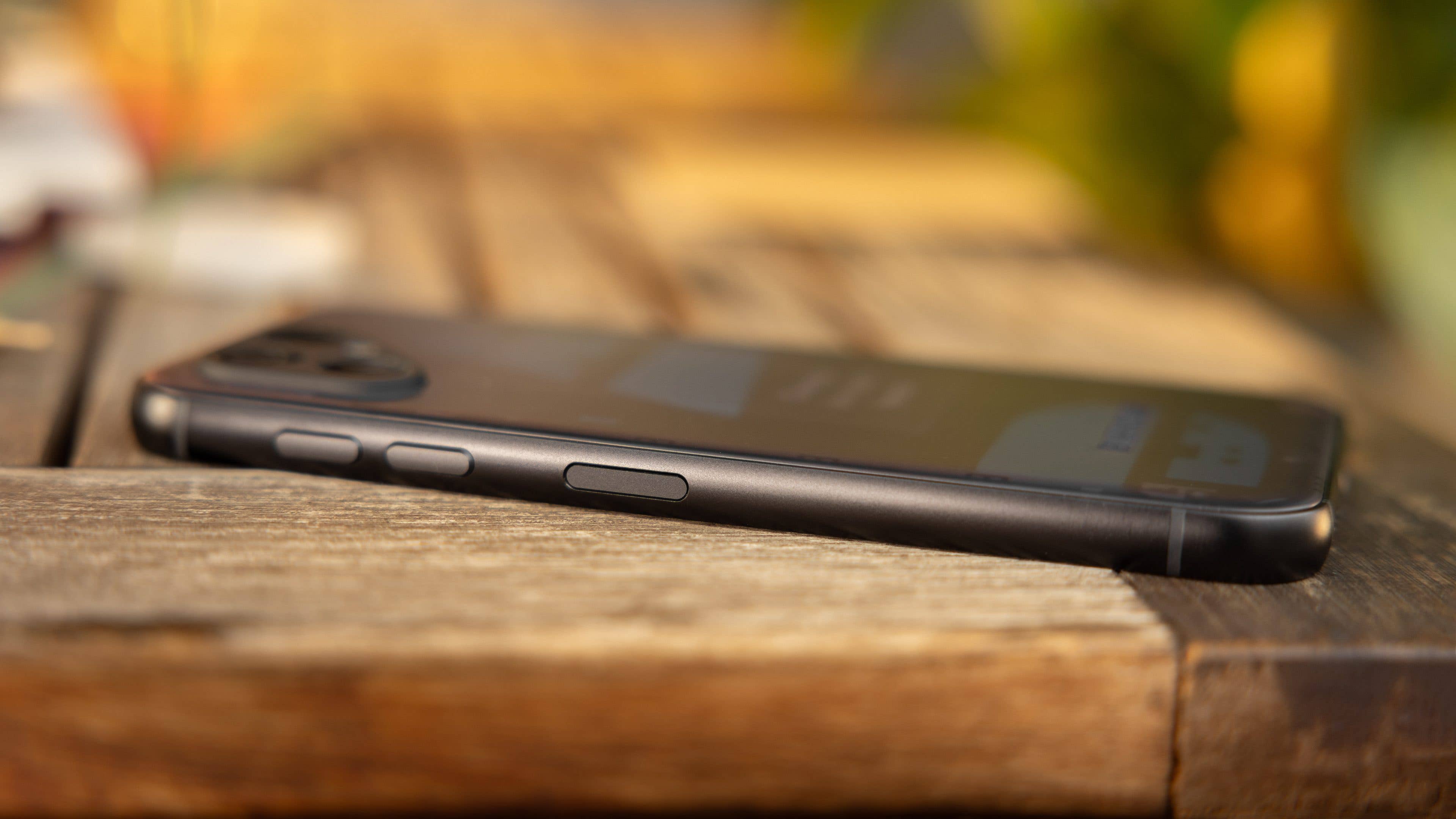 Fairphone 5 von der Seite Fairphone 5 von der Seite