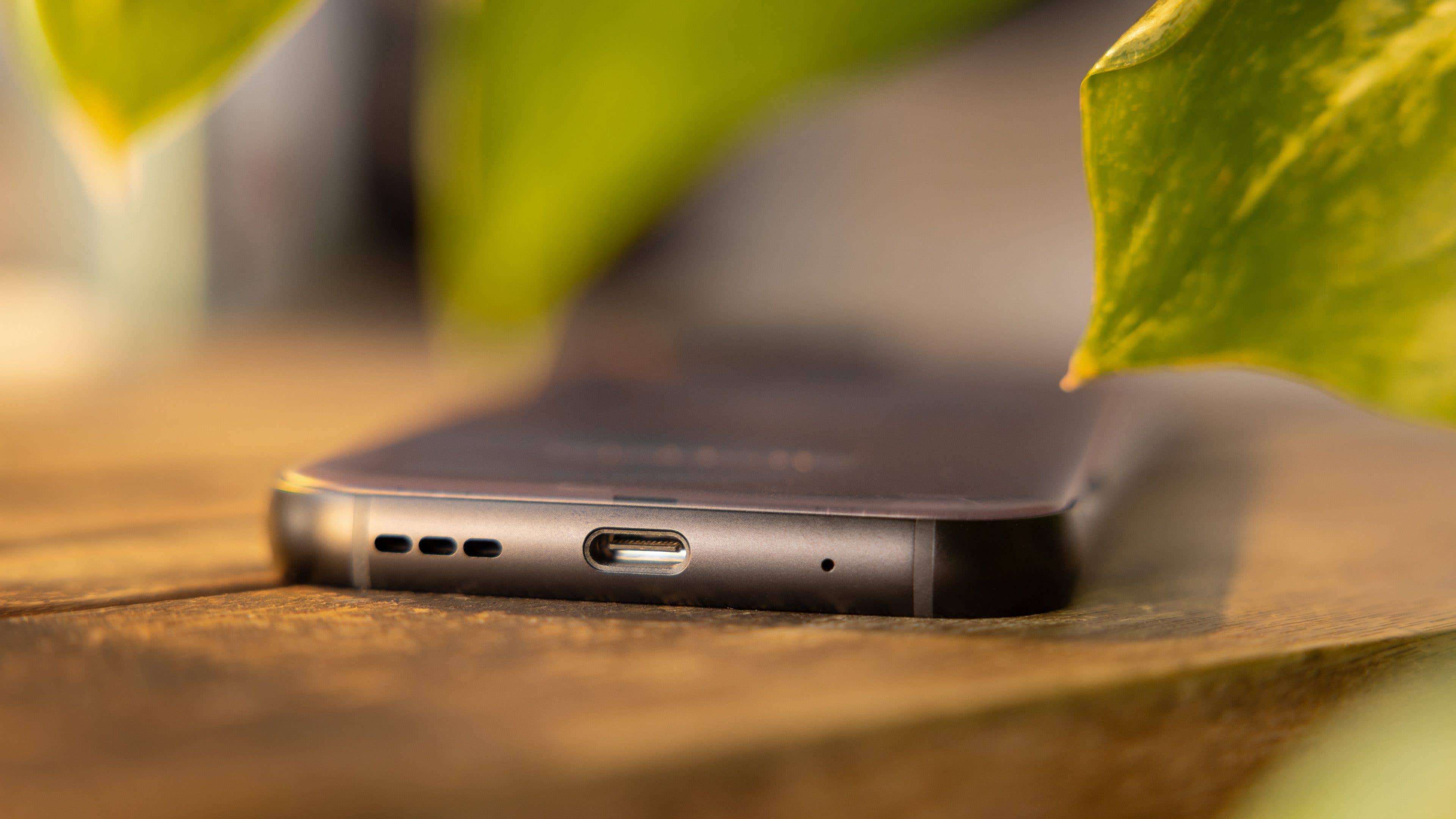 Blick auf den USB-C-Port des Fairphone 5 Blick auf den USB-C-Port des Fairphone 5