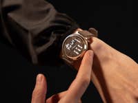 Eine Person trägt eine Garmin Lily 2 Uhr