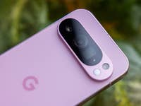 Nahaufnahme eines Google Pixel 9 Pro Smartphones in zartem Rosa, das das Kameramodul hervorhebt.