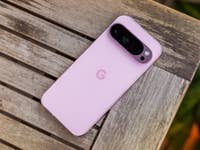 Ein Google Pixel 9 Pro Smartphone in rosa Farbe auf einem Holztisch.