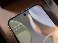 Das Pixel 9 Pro Fold von vorn mit aufgeklapptem Display