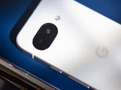 Nahaufnahme der Rückkamera eines Google Pixel 9a Smartphones.