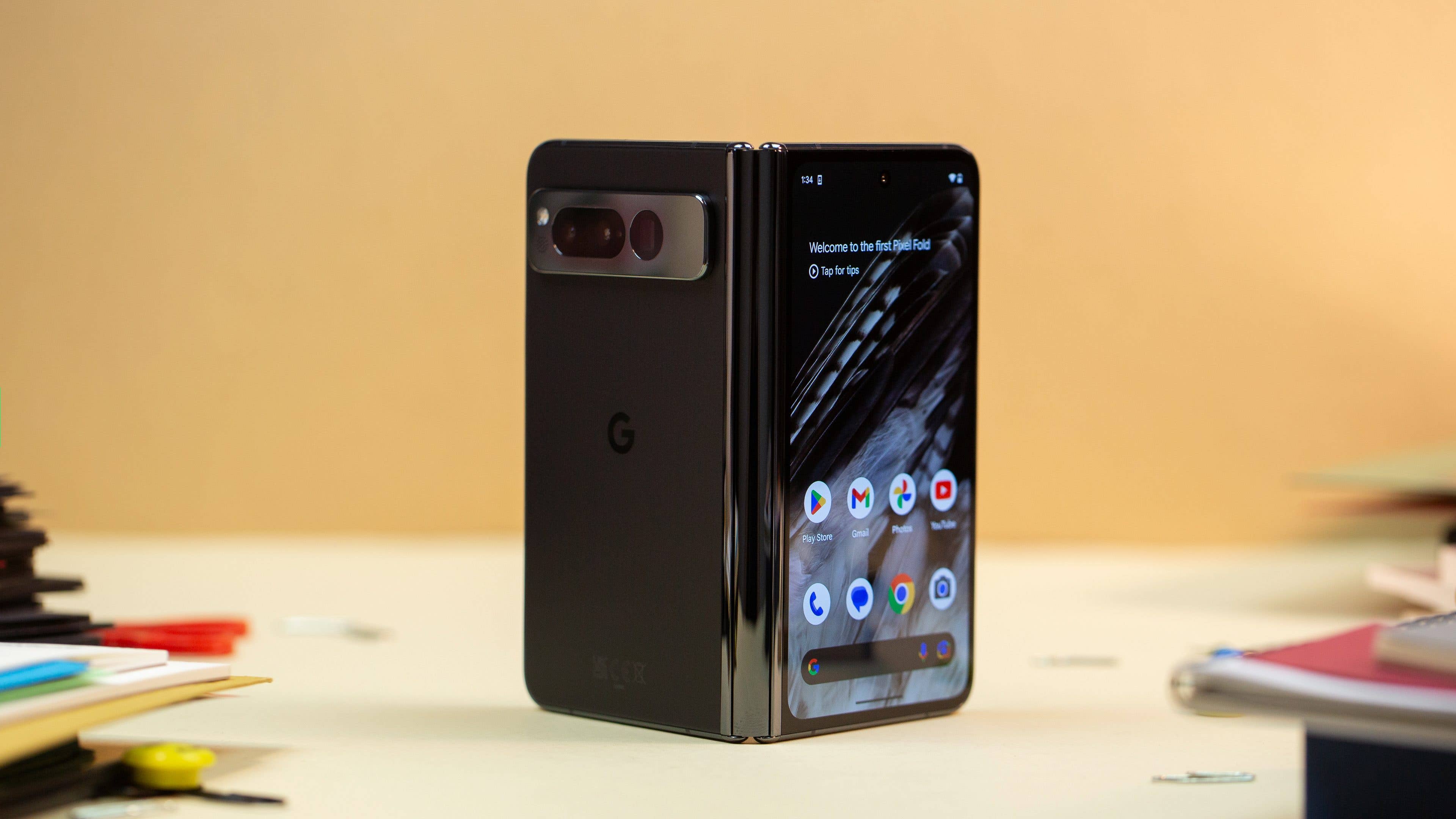 Google Pixel Fold Halb aufgeklappt mit Blick aufs Außendisplay