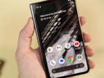 Blick aufs Außendisplay des Google Pixel Fold
