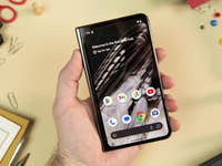 Blick aufs Außendisplay des Google Pixel Fold