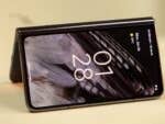 Google Pixel Fold aufgestellt im Zelt-Modus auf einem Tisch