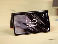 Google Pixel Fold aufgestellt im Zelt-Modus auf einem Tisch