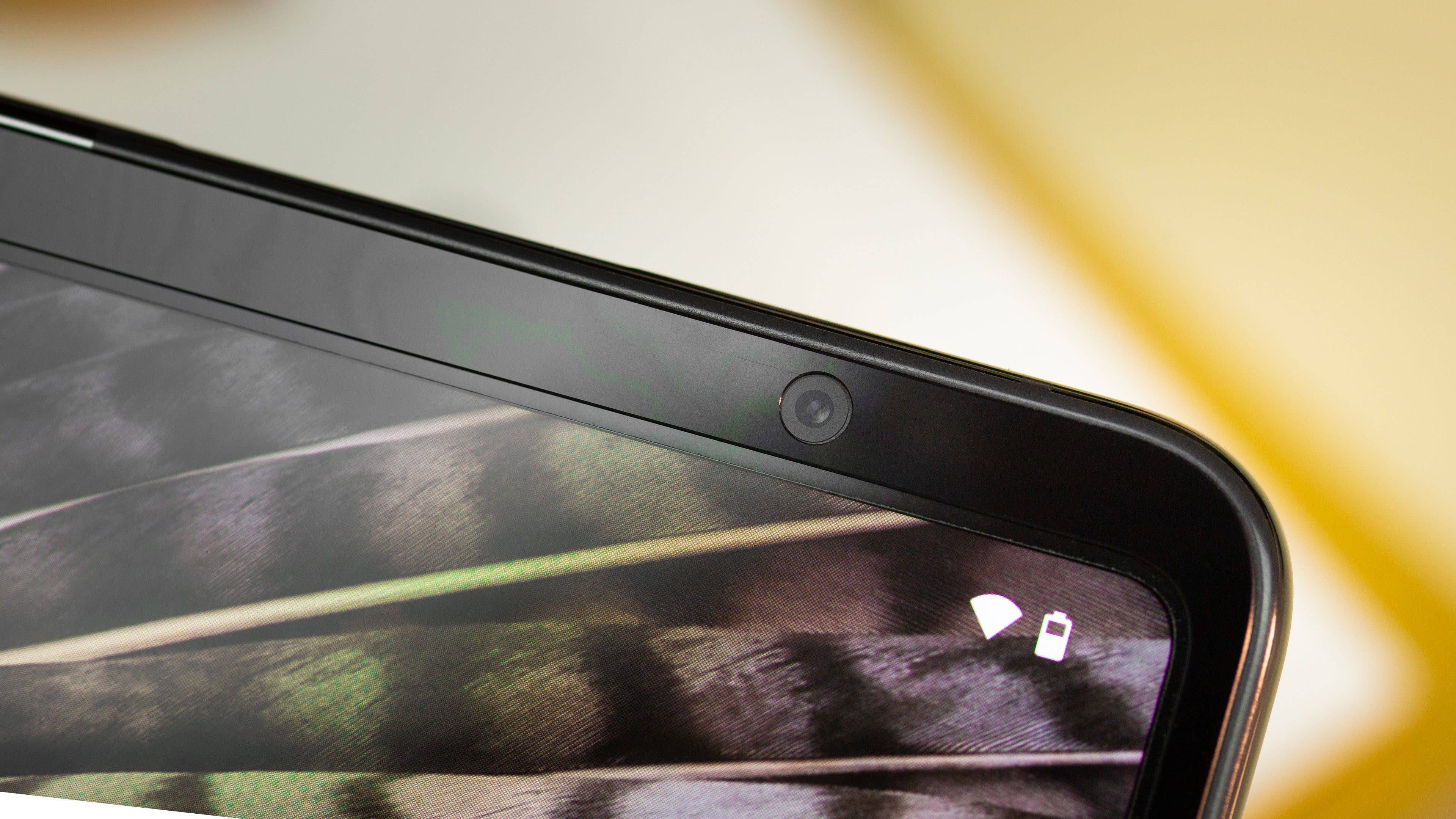 Rahmen des Google Pixel Fold mit Blick auf die interne Selfie-Cam