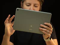 Camila hält das Google Pixel Tablet in der Hand