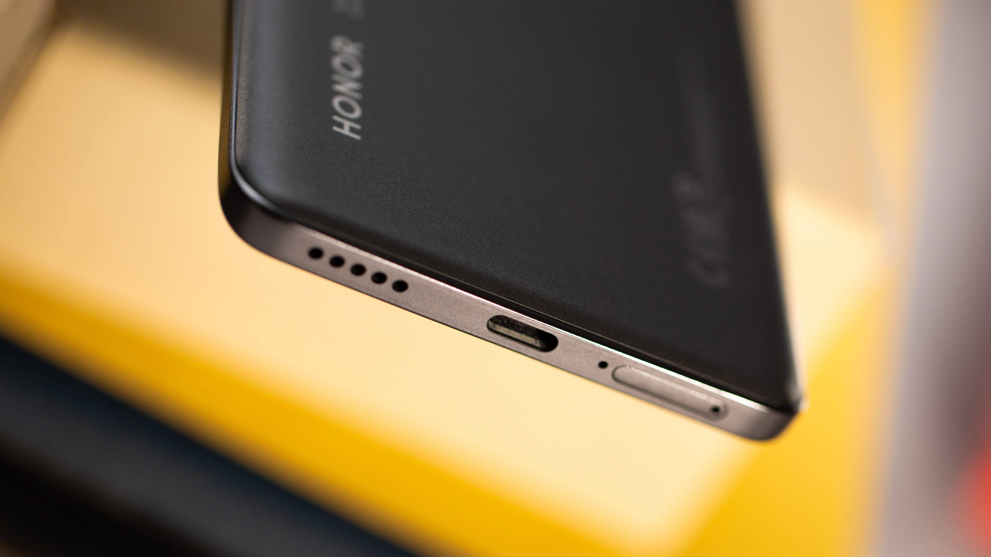 USB-C-Port des Honor 200 Pro im Close-Up