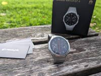 Huawei Watch GT 4 auf Holzbank