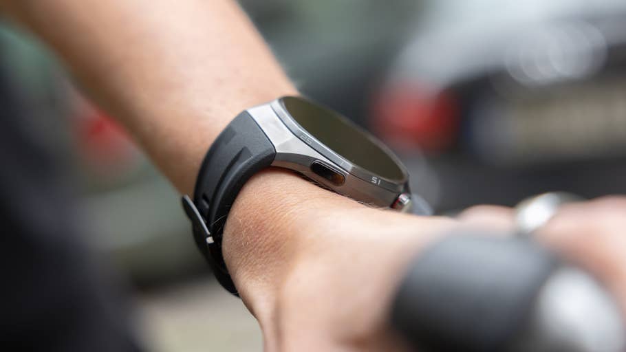 Eine Nahaufnahme einer Huawei Watch GT 6 Pro am Handgelenk einer Person.