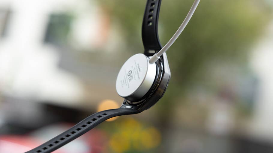 Huawei Watch GT 6 Pro mit angeschlossenem Ladegerät, zeigt die Rückseite der Uhr.