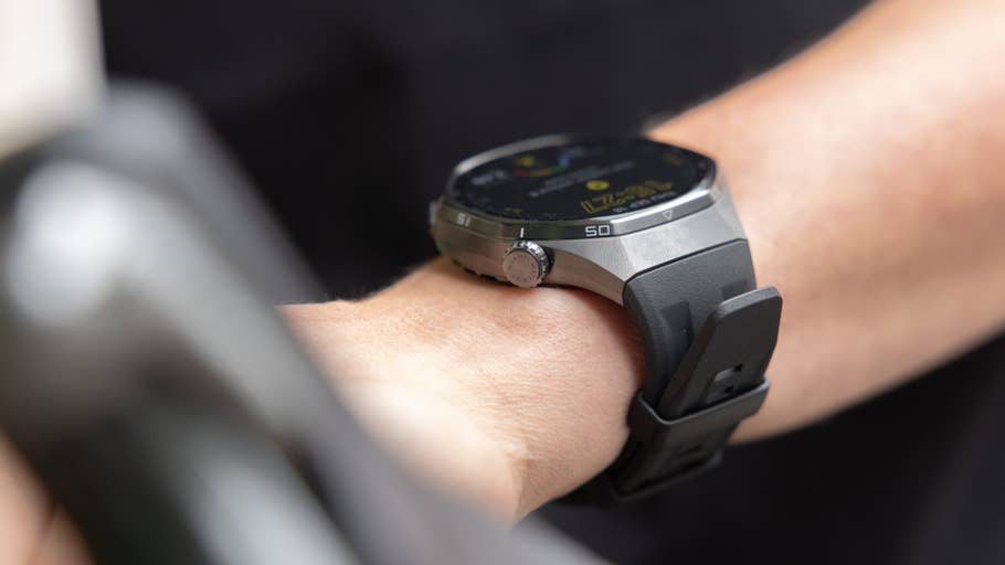 Eine Nahaufnahme einer Huawei Watch GT 6 Pro am Handgelenk einer Person.