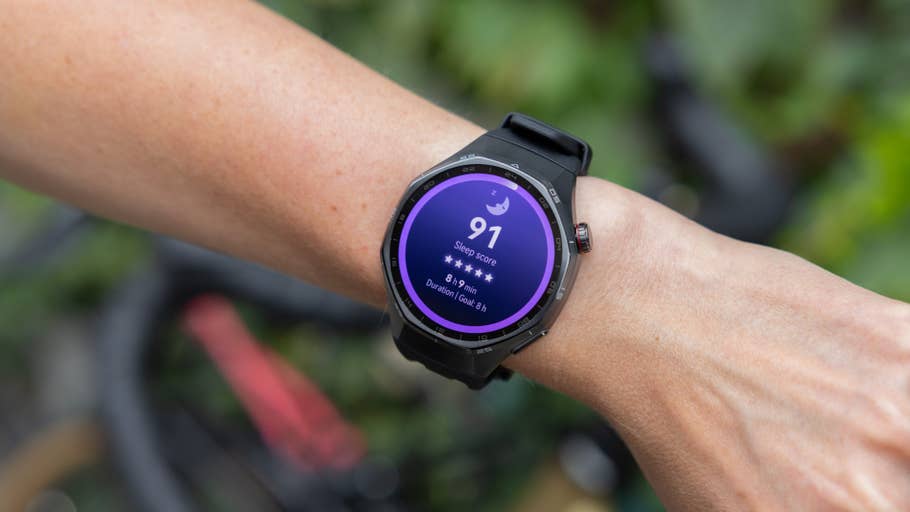 Eine Huawei Watch GT 6 Pro an einem Handgelenk, die eine Schlafbewertung von 91 und 89 Minuten Schlaf anzeigt.