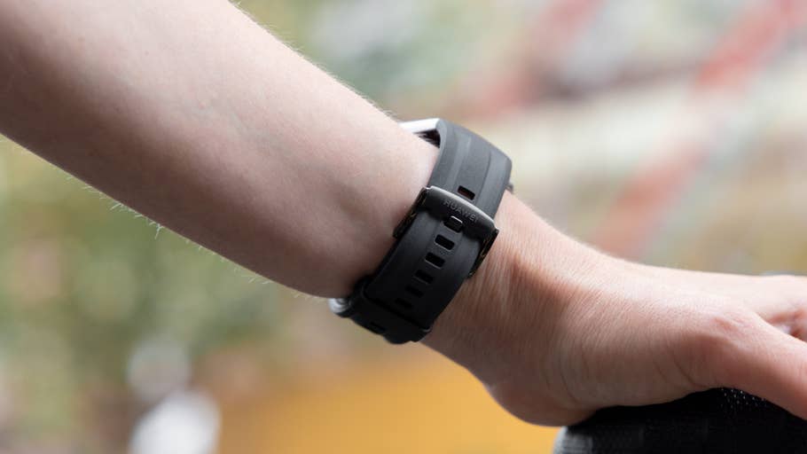 Eine Nahaufnahme einer Huawei Watch GT 6 Pro am Handgelenk einer Person.