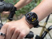 Eine Nahaufnahme einer Huawei Watch GT 6 Pro am Handgelenk einer Person, die einen Fahrradlenker hält.