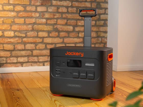 Jackery Explorer 2000 Plus im Test: Gratis Strom für Euer nächstes Abenteuer!