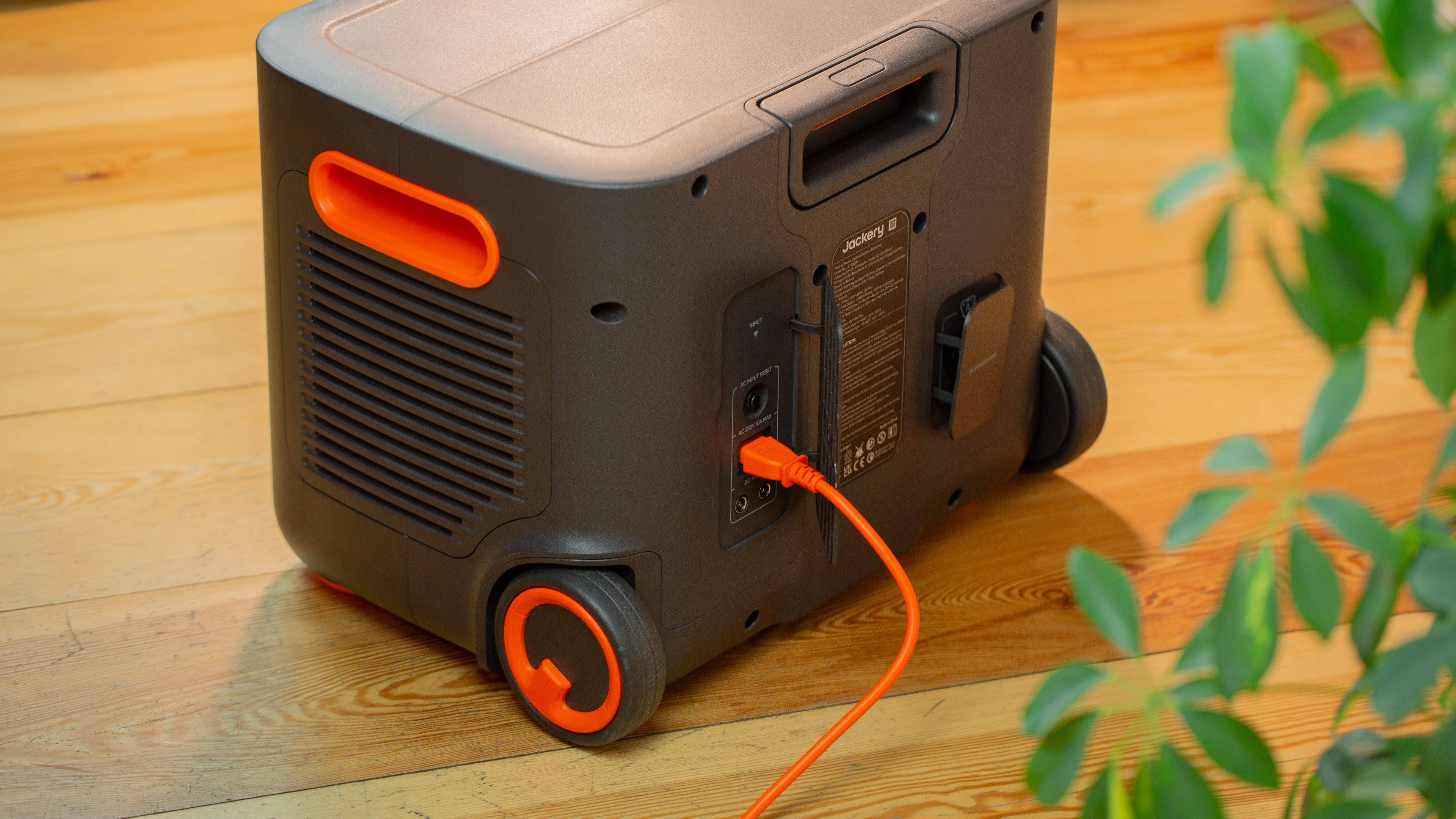 Jackery Explorer 2000 Plus Rückseite mit Anschlüssen