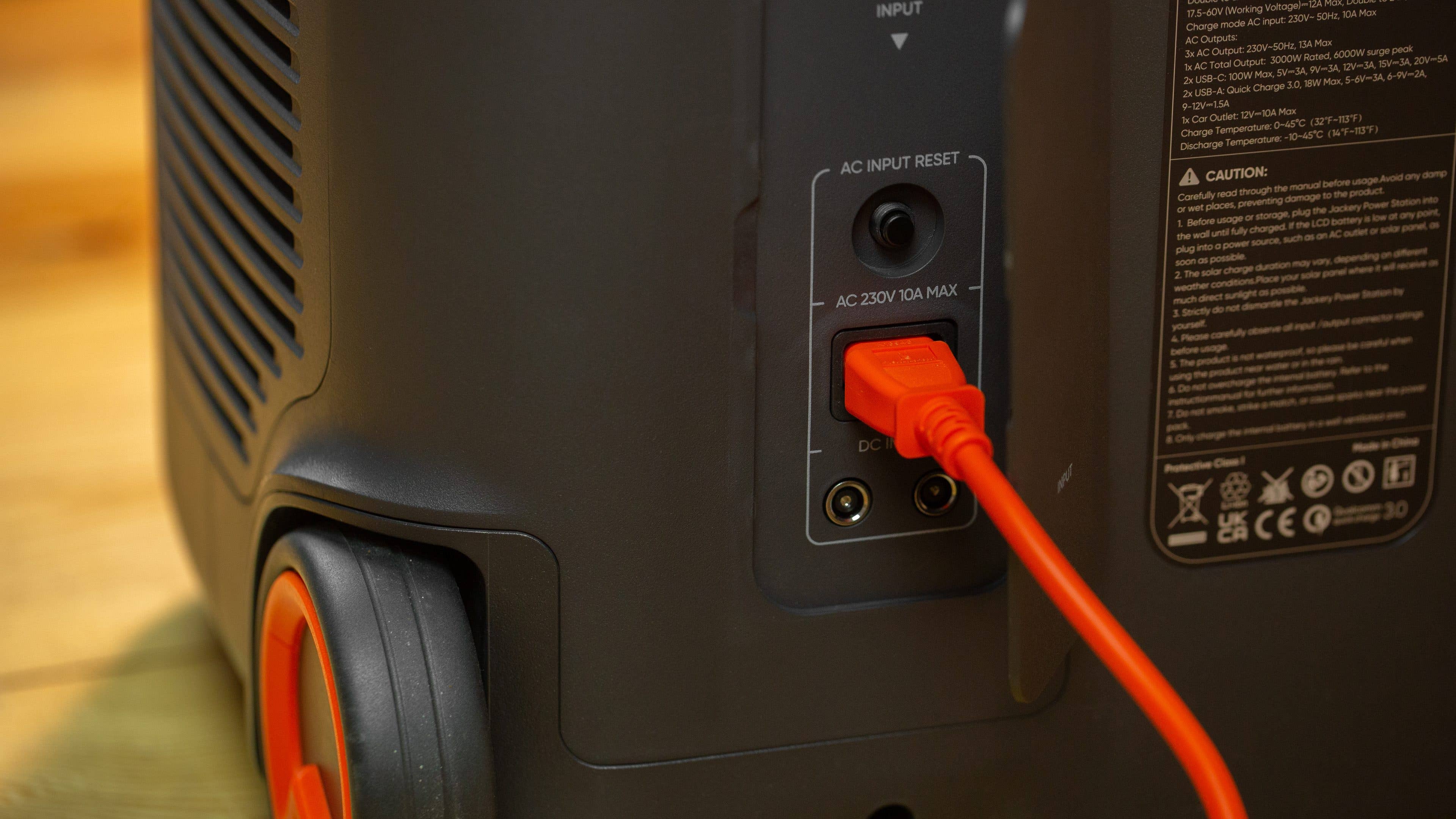 Jackery Explorer 2000 Plus Rückseite beim Ladevorgang