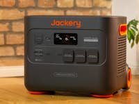 Jackery Explorer 2000 Plus von vorne