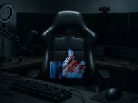 Ein dunkles Gaming-Setup mit einem blutigen Daumen-hoch-Symbol auf einem Stuhl.