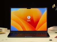 Das Display des MacBook Airs: Gestochen scharfe Auflösung, aber große Aussparung für die Webcam