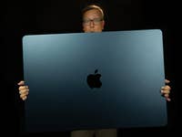 Apple MacBook Air M2 15'' wird von Fabi gehalten