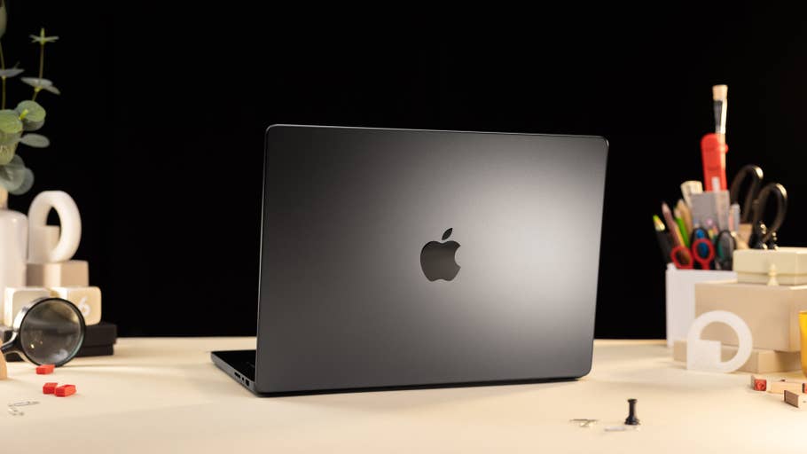 MacBook Pro 14 Zoll (2023): Display-Rückseite zur Kamera