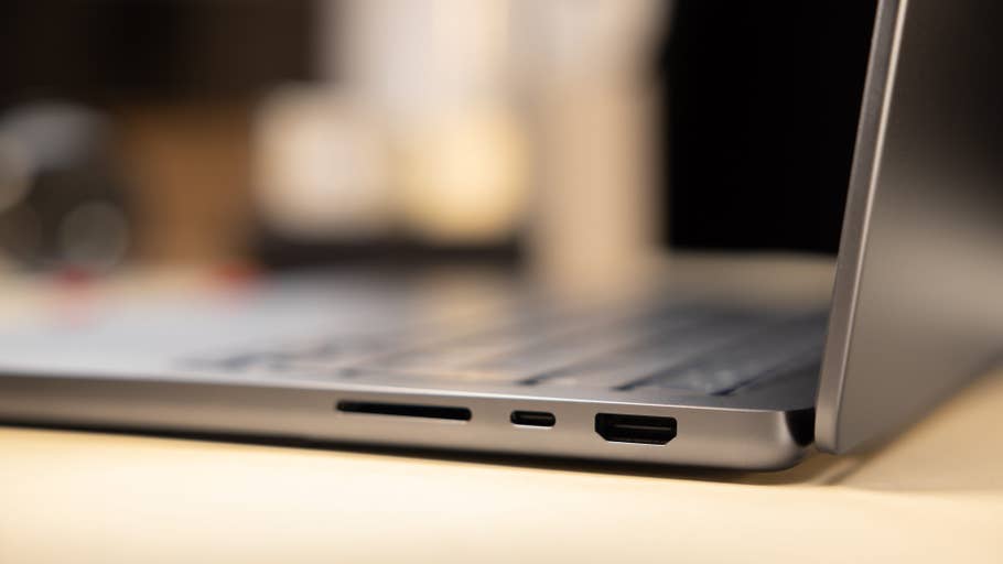 MacBook Pro 14 Zoll (2023): rechte Seite im Detail