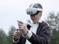 nextpit-Redakteur mit aufgesetzter Meta Quest 3