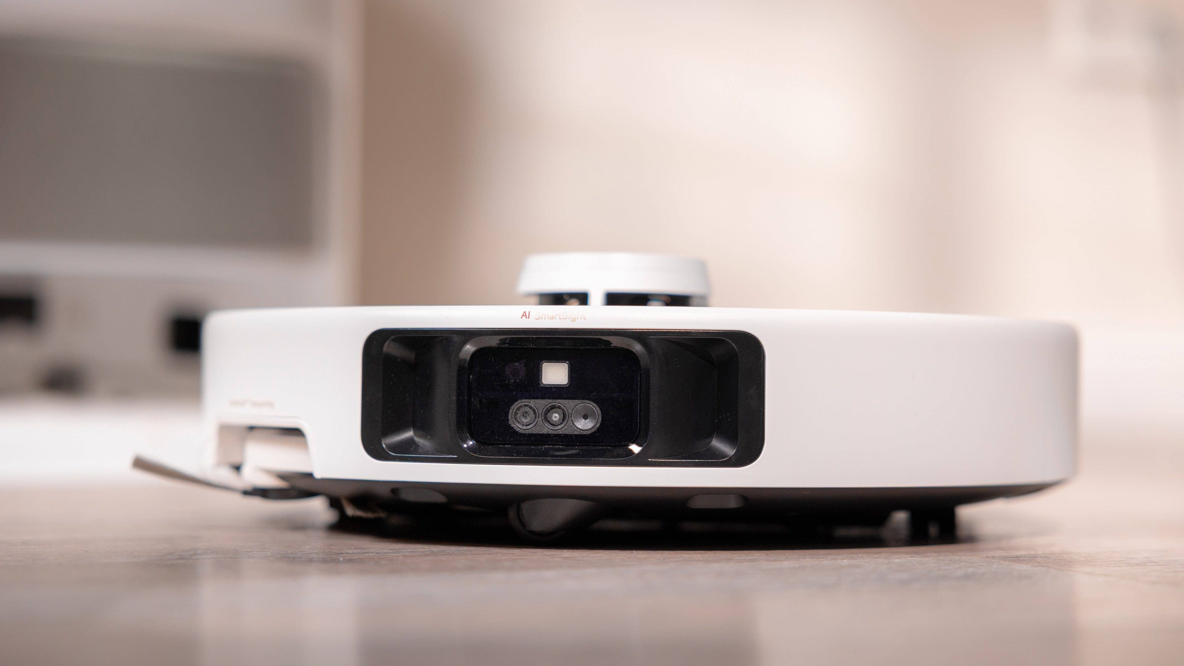 Nahaufnahme des Mova P50 Pro Ultra Saugroboters mit Sensoren an der Vorderseite.