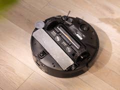 Eine Ansicht des Mova Z50 Ultra Saugroboters von oben, die seine Bürste und Reinigungsbestandteile zeigt.