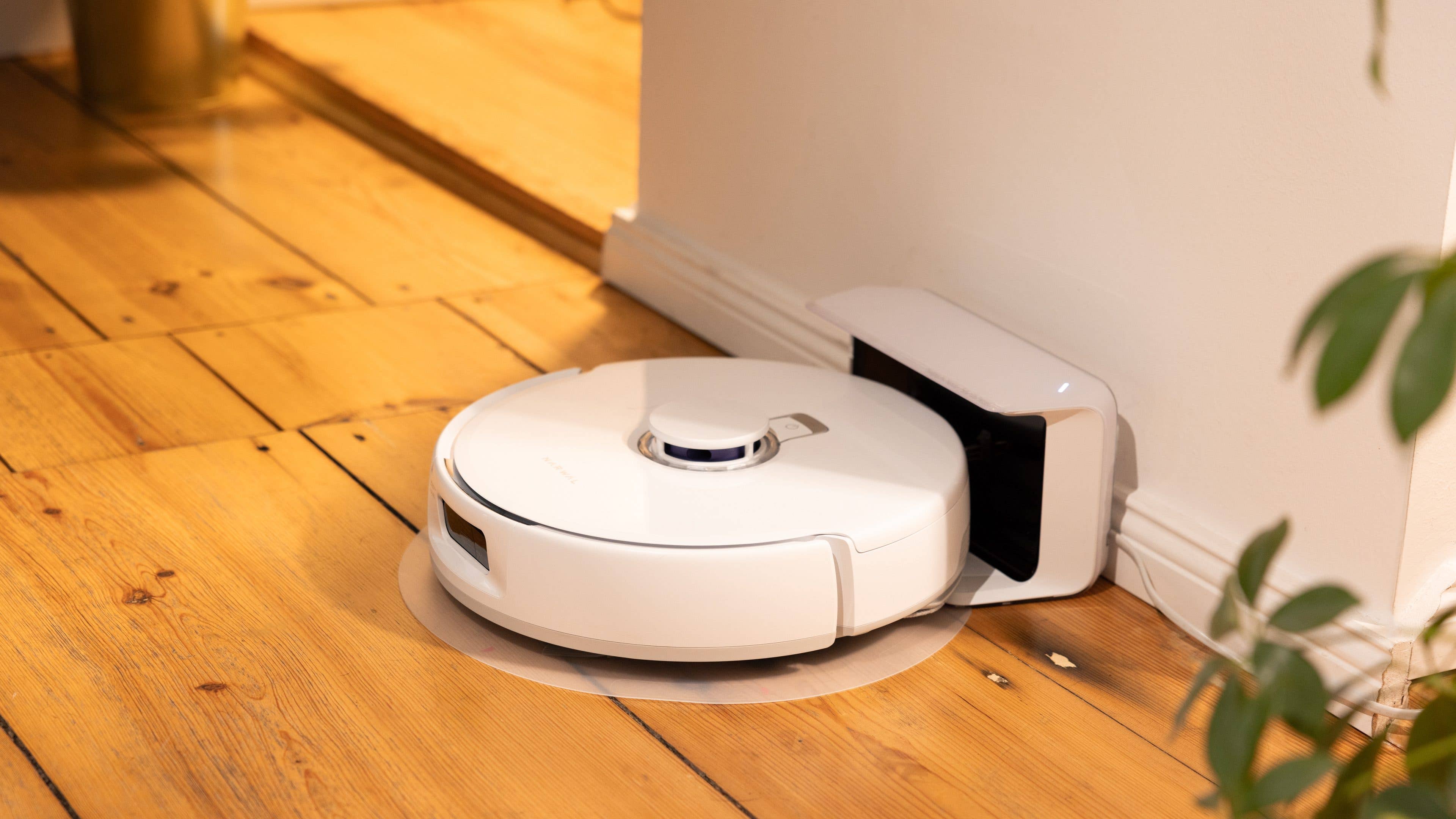 Narwal Freo X Plus in der Station